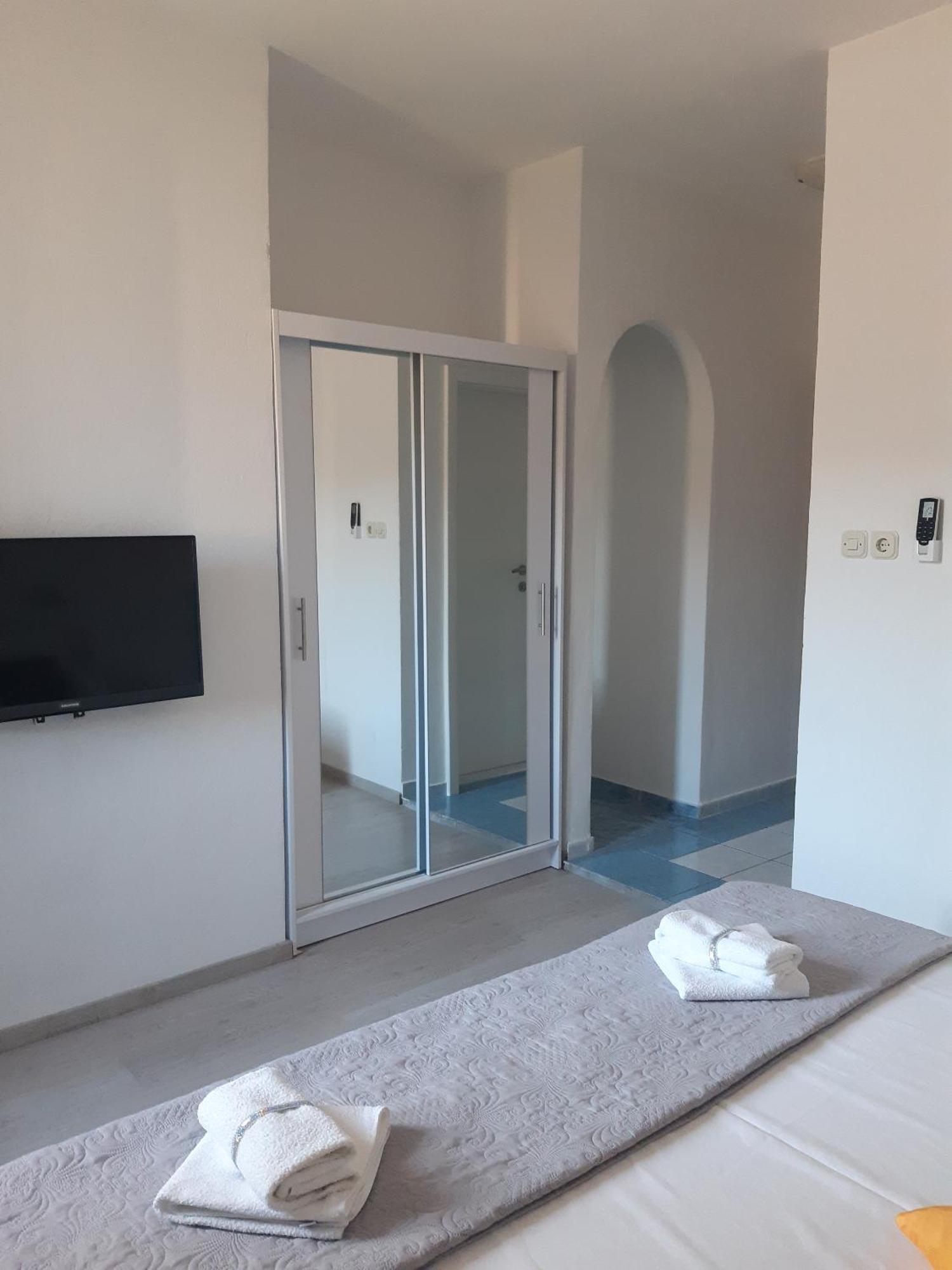 Apartments By The Sea Pag - 16100 帕格 客房 照片